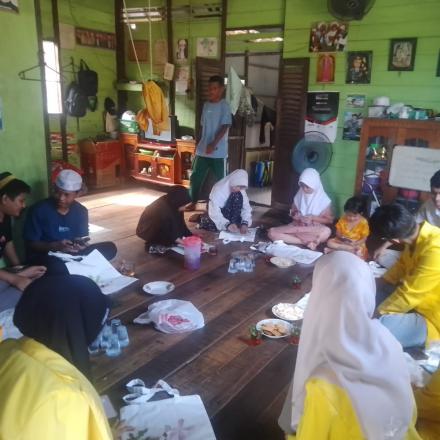 Proker Mahasiswa ULM : Pembuatan Selai Nanas dan Eco Frin di Desa Jingah Habang Ilir 